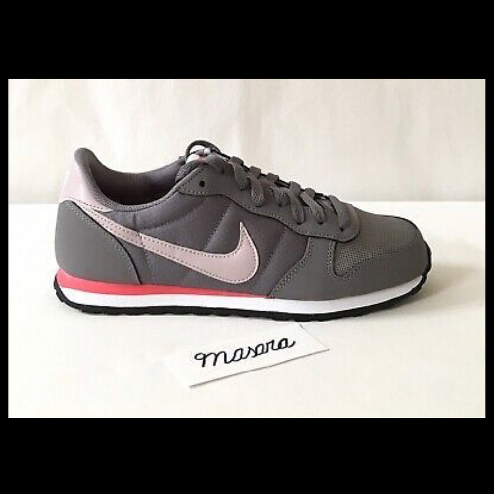 Women Nike Genicco Old School Athletic